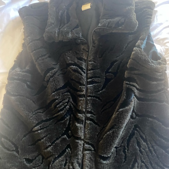 Pleasant Pheasant Faux Fur Vest - Picture 2 of 3